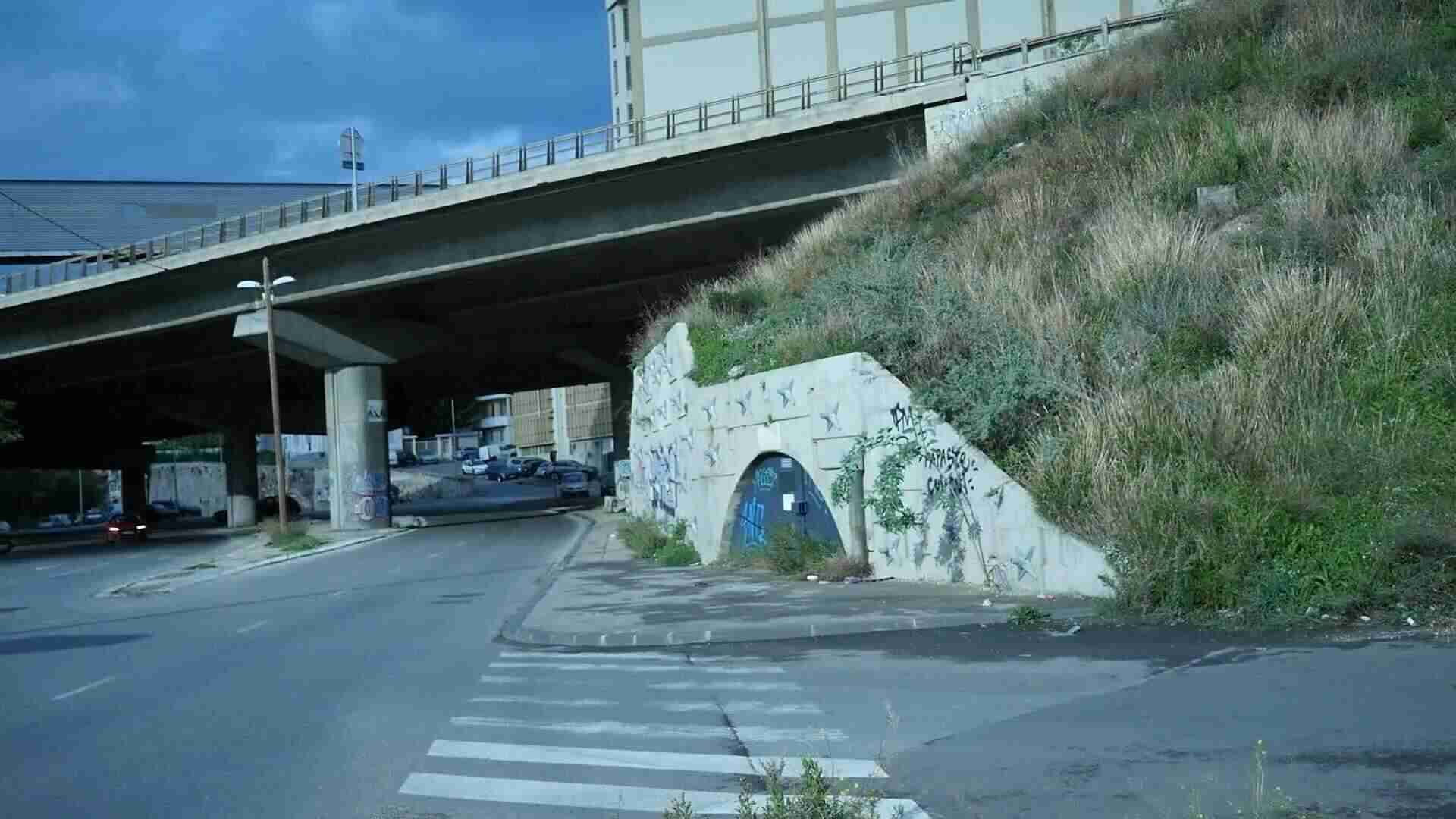 Photo of one of the entrances to the Galerie à La Mer in Marseille. Photo taken during the Le Nuage était sous nos pieds festival walk on November 9, 2024.